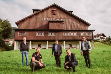 Auf dem Bild v.l.n.r.: Schriftsteller Toni Bernhart, Darsteller Michael Juffinger, Kapellmeister Josef Pirchmoser, Obmann Johann Kröll und Regisseur Norbert Mladek.