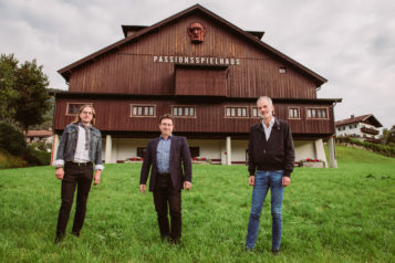 Auf dem Bild v.l.n.r.: Regisseur Norbert Mladek, Kapellmeister Josef Pirchmoser und Schriftsteller Toni Bernhart.