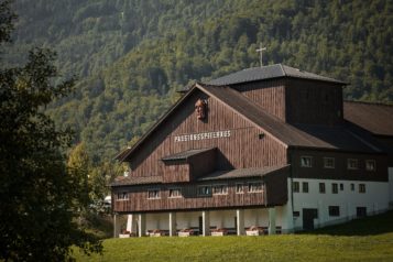 Das Passionsspielhaus liegt direkt am Ufer des idyllischen Thiersees in der Region Kufsteinerland am Tor zu den Tiroler Alpen.