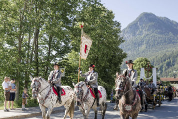 Anlässlich der Premiere fand bereits am Vormittag ein feierlicher Einzug der Ehrengäste und der Festspielgemeinde in das Passionsspielhaus statt.