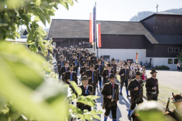 Der landesübliche Empfang fand bei traumhaften Wetter statt.