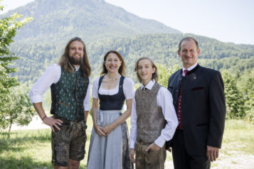 Auf dem Bild v.l.n.r.: Jesus-Darsteller Christian Juffinger, Landesrätin Annette Leja, Jesus-Darsteller Leo Lamprecht und Bürgermeister Rainer Fankhauser.