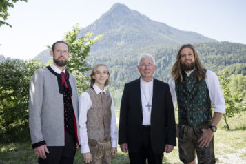 Auf dem Bild v.l.n.r.: Jesusdarsteller und Obmann Michael Juffinger, Jesusdarsteller Leo Lamprecht, Erzbischof Dr. Franz Lackner und Jesus-Darsteller Christian Juffinger.