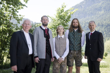 Auf dem Bild v.l.n.r.: Erzbischof Dr. Franz Lackner, Jesusdarsteller und Obmann Michael Juffinger, Jesusdarsteller Leo Lamprecht und Josef Hechenberger (Abgeordneter zum Nationalrat).