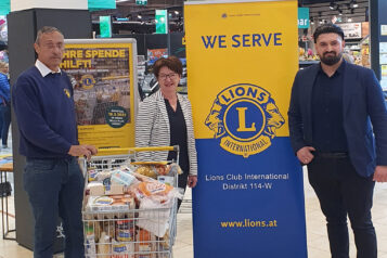 Jörg Kickenweitz (rechts) überreicht die gesammelten Waren an Robert Wehr (Sozialmarkt Kufstein)