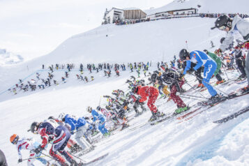 Start auf der Valluga. Die Teilnehmenden bringen sich für die neun Kilometer lange Abfahrt in Stellung. 