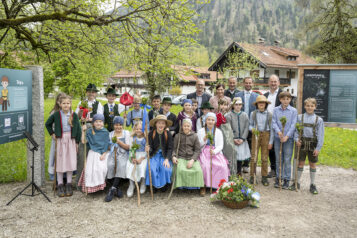 Die SchülerInnen gemeinsam mit einem Teil der Projektbeteiligten: Stefan Deingruber (Bürgermeister Fischbachau), Stephanie Hintermayr (Tourist-Info Bayrischzell), Johann Neundlinger, Georg Kittenrainer (Bürgermeister Bayrischzell) und Rainer Fankhauser (Bürgermeister Thiersee)