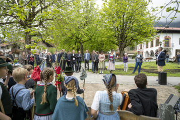 Die Eröffnung fand vor dem Rathaus in Bayrischzell statt, wo der Ursprungweg ebenfalls vorbeiführt.