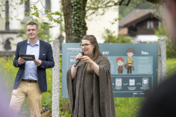 Die Tiroler Autorin Andrea Maria Hölbl schrieb die kindgerechte Geschichte des Ursprungwegs und erfand die beiden Figuren Elli und Theo.