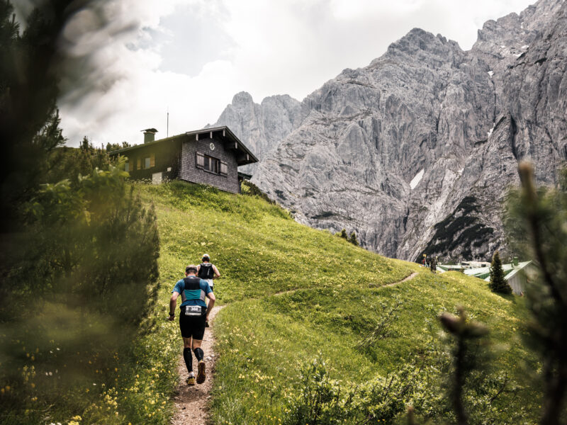 Trailrunner beim 53. Ebbser Koasamarsch