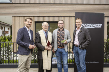 Sebastian Herbig (Vertrieb Unterberger Immobilien), Franz Leitner (Pfarrer Walchsee/Ebbs), Thomas Hörfarter (Projektleitung Unterberger Immobilien), Josef Feichtner (GF Unterberger Immobilien) (v.l.).