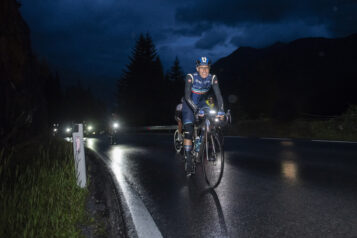 Mit Lampen ausgestattet radelten die Teilnehmer:innen durch die Nacht.