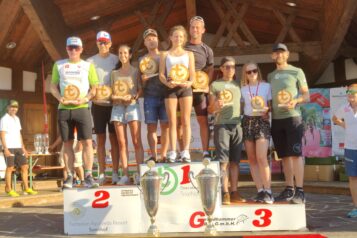 Heimsieg für die Mixed-Staffel: Lotta Kaindl, Philipp Gruber und Julian Gruber vom Verein TRI & RUN Thiersee strahlten ganz oben vom Stockerl.