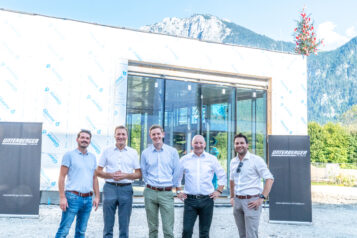 Das Team von Unterberger-Immobilien feierte das Richtfest (v.l.): Sebastian Herbig (Vertrieb), Josef Feichtner (Geschäftsführer), Florian Unterberger (Geschäftsführender Gesellschafter), Josef Gruber (Geschäftsführer) und Florian Huber (Projektleitung).