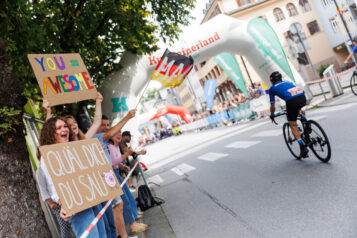 Fans versammelten sich entlang der Strecke, um die Teilnehmenden anzufeuern.