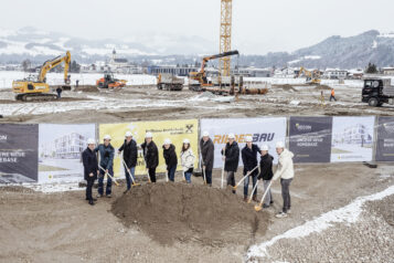 Waren beim Spatenstich dabei (v.l.): Michael Rieser (Raiffeisen Bezirksbank Kufstein), Christopher Thaler (RIEDERBAU), Frank Oberhauser (Raiffeisen Landesbank Tirol), Helmut Haselsberger (Raiffeisen Bezirksbank Kufstein), René Wurzer (RECON-Geschäftsführer) Velislava Wurzer (RECON), der Ebbser Bürgermeister Josef Ritzer, Jochen Hörl (IBH Ingenieurbüro), Christian Erharter (RIEDERBAU), Marco Osl (RIEDERBAU) und Raphael Lindermayr (RIEDERBAU).