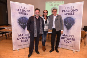 Setzen die Passion in Szene (v.l.): Regisseur Martin Leutgeb, Komponist Christian Kolonovits, Bühnnenbildner und Lichtgestalter Hartmut Schörghofer.