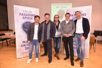 (v.l.): Spielleiter Peter Esterl, Regisseur Martin Leutgeb, Komponist Christian Kolonovits, Bühnebildner & Lichtgestalter Hartmut Schörghofer, und Karl Anker, Obmann des Passionsspielvereins Erl.