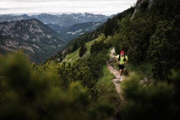 Über Stock und Stein ging es für die zahlreichen Teilnehmer:innen durch das imposante Kaisergebirge.