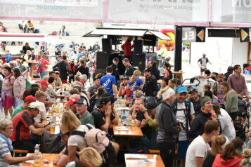 Beim Festbetrieb im Start- und Zielbereich in Ebbs feierten Teilnehmende, Zuschauer:innen, Freunde und Familie die sportlichen Erfolge.