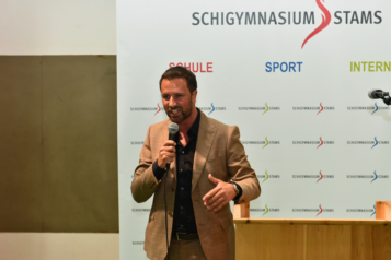 Sportlandesrat LH-Stv. Georg Dornauer gratulierte den Schülerinnen und Schülern und ehrte Arno Staudacher für seine Verdienste für das Sportland Tirol.