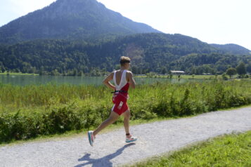 Die Laufstrecke am Ufer des Thiersees lädt zu einem schnellen Finish ein.