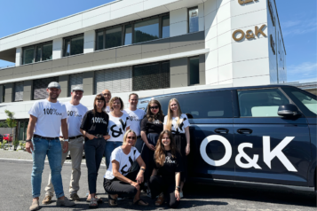 Das Team der O&K vor dem neuen Agenturgebäude in der Eibergstraße 16 in Kufstein.