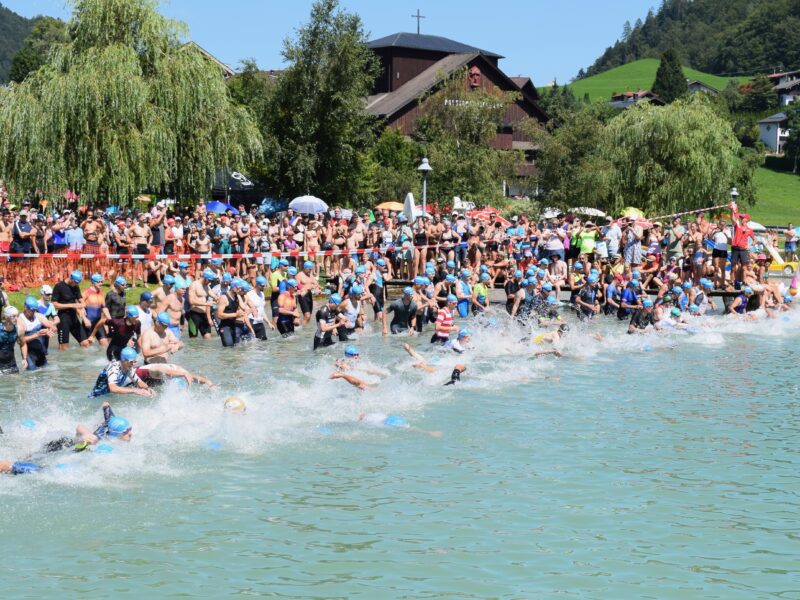 Über 600 Athlet:innen kamen am Ufer des tiefgrünen Thiersees zusammen.