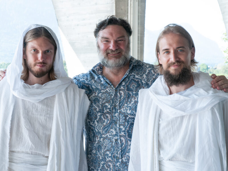 Ein starkes Team: Regisseur Martin Leutgeb mit den beiden Jesusdarstellern Christoph Esterl und Stefan Pfisterer.