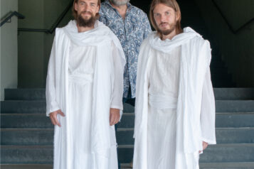 Martin Leutgeb und die beiden Jesusdarsteller Christoph Esterl und Stefan Pfisterer freuen sich auf die kommende Probenarbeit.