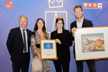 DI (FH) Robert Vinciguerra, Vanessa Huber, MA, Ing. Mag. (FH) Sylvia Knoll und DI (FH) Raphael Lindermayr (v.l.n.r.) nahmen den Preis bei der Verleihung im Alpenresort Schwarz in Mieming entgegen.