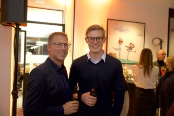 Auf dem Bild v. l. n. r.: Boris Arnold (GF Elektro Arnold) und Florian Unterberger (GF Unterberger Immobilien)