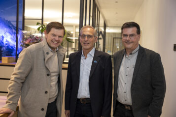 Auf dem Bild v. l. n. r.: Fritz Unterberger (GF BMW MINI Unterberger Kufstein), Harald Arnold und Johannes Juffinger (Geschäftsleitung Stadtwerke Kufstein)