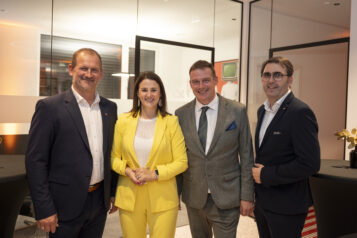 Auf dem Bild v. l. n. r.: Bürgermeister Rainer Fankhauser (Thiersee), Landesrätin Astrid Mair, Thomas Oberhuber (GF O&K Kommunikation) und Anton Rieder (GF RIEDERBAU)