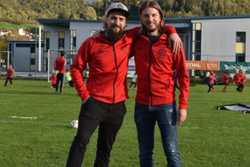 Teamgeist auf und neben dem Platz: Die beiden Freunde teilen nicht nur die Hauptrolle bei der Passion, sondern auch die Leidenschaft für den Fußball.