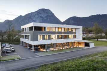 Mit dem dreistöckigen Gebäude in der Eibergstraße 16 wurde ein modernes Zentrum in Top-Lage geschaffen.