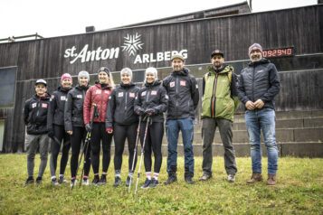 Julian Kienreich (Trainer Kondition), Lena Wechner, Michelle Niederwieser, Nina Ortlieb, Magdalena Egger, Ariane Rädler, Christoph Alster (Gruppentrainer Speed West), Andreas Gohl (Rennleiter-Stellvertreter) und Peter Mall (OK-Chef) (v.li.na.re.) haben die Strecke am 11. Oktober 2024 besichtigt.