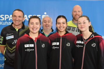 Starkes Team mit starker Unterstützung – Das Damenteam mit Sektionsleiter Hermann Moser, Trainer Andras Podpinka und Obmann Michael Seywald. (v.l.n.r.)