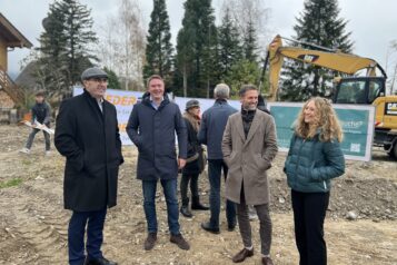 Anton Rieder (GF RIEDERBAU), Michael Oberlechner (Bereichsleiter RIEDERBAU Immobilien), Richard Gugglberger (Volksbank Kufstein) und Jennifer Hitzner (Projektentwicklung RIEDERBAU) am Rande des feierlichen Spatenstichs in Brannenburg.