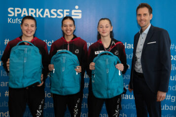 Gemeinsam für den Erfolg – Arantxa, Mariam und Danielle mit Sponsorvertreter Christian Greiderer von der Sparkasse Kufstein. (v.l.n.r.)