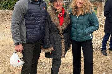 Thomas Lechner (Architekt RIEDERBAU) und Jennifer Hitzner (Projektentwicklung RIEDERBAU) mit der ehemaligen Grundstückseigentümerin Anne-Marie Moser-Zellner, nach der das Projekt benannt wurde.