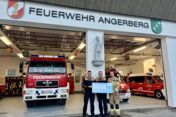 Vertreter der Feuerwehr Angerberg bei der Scheckübergabe.