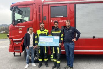 Zwei Wörgler Feuerwehrmänner nehmen den Scheck von Nicolas Steinwender (Bereichsleiter Stadtwerke Wörgl) (links) und Martin Koidl (Teamleitung Stadtwerke Wörgl) entgegen.

