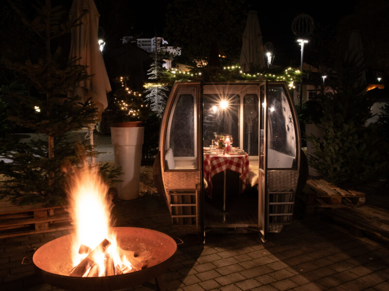 Zauberhafte Winterstimmung: Die Wintergenussgondeln auf der Terrasse des Park Eleven Kufstein.