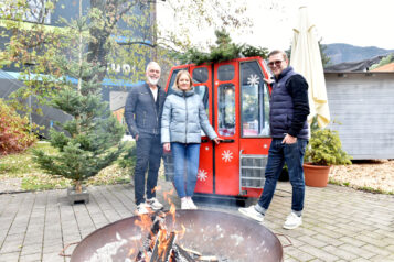 Gemeinsam für regionale Kulinarik: Georg Hörhager (TVB Kufsteinerland), Evi Lechner (Kaiserweis’) und Stephan Mauracher vor einer der Wintergenussgondeln.