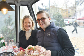 QUERFORMAT | Lokale Partnerschaft, die überzeugt: Evi Lechner (Kaiserweis’) und Stephan Mauracher feiern ihre Kooperation für das Käsefondue.